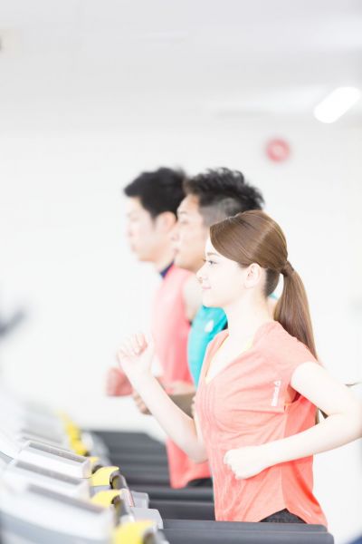 運動する人たちの写真